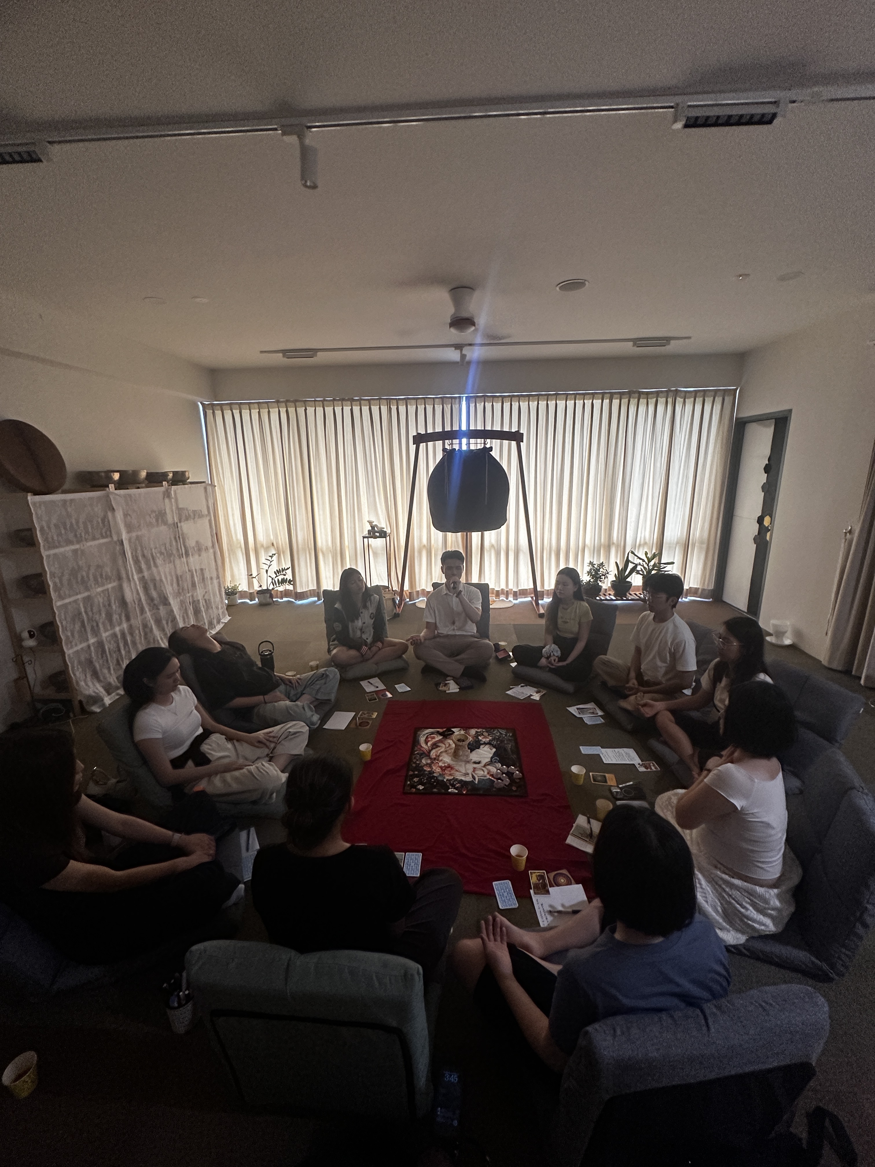 围坐交流 / Group Discussion